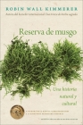 Gathering Moss / Reserva de musgo (Spanish Edition): Una historia natural y cultural de los musgos By Robin Wall Kimmerer, David Muñoz Mateos (Translated by) Cover Image